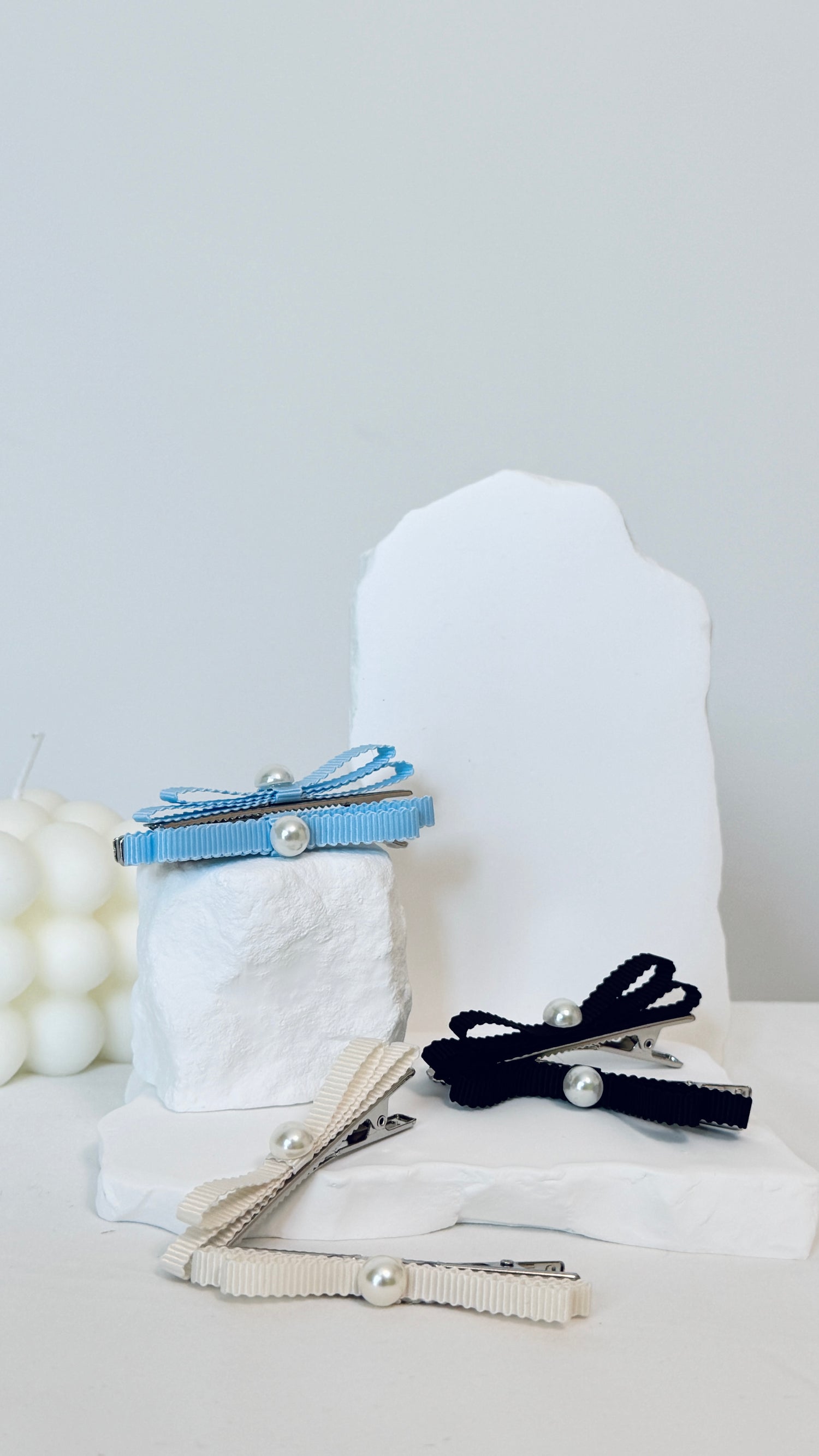 Pearl bow hair clip set with delicate bow detail — Korean hair clips by Cosa Cosa Bulgaria